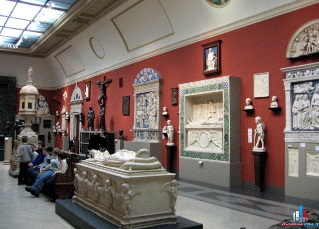 The pushkin museum of fine. Музей Pushkin Турция. Гос музей им Пушкина серебро изделия. Пушкинский музей книжный магазин. Государственный музей имени Пушкина мебель.